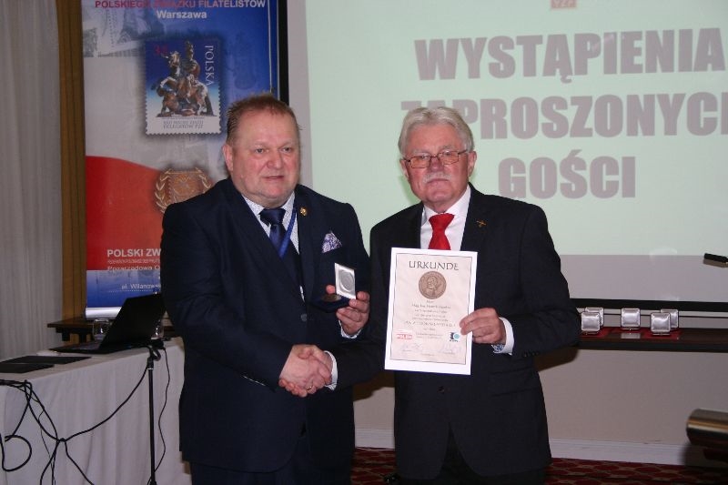 Wreczenie medalu przez Stefana Petriuka