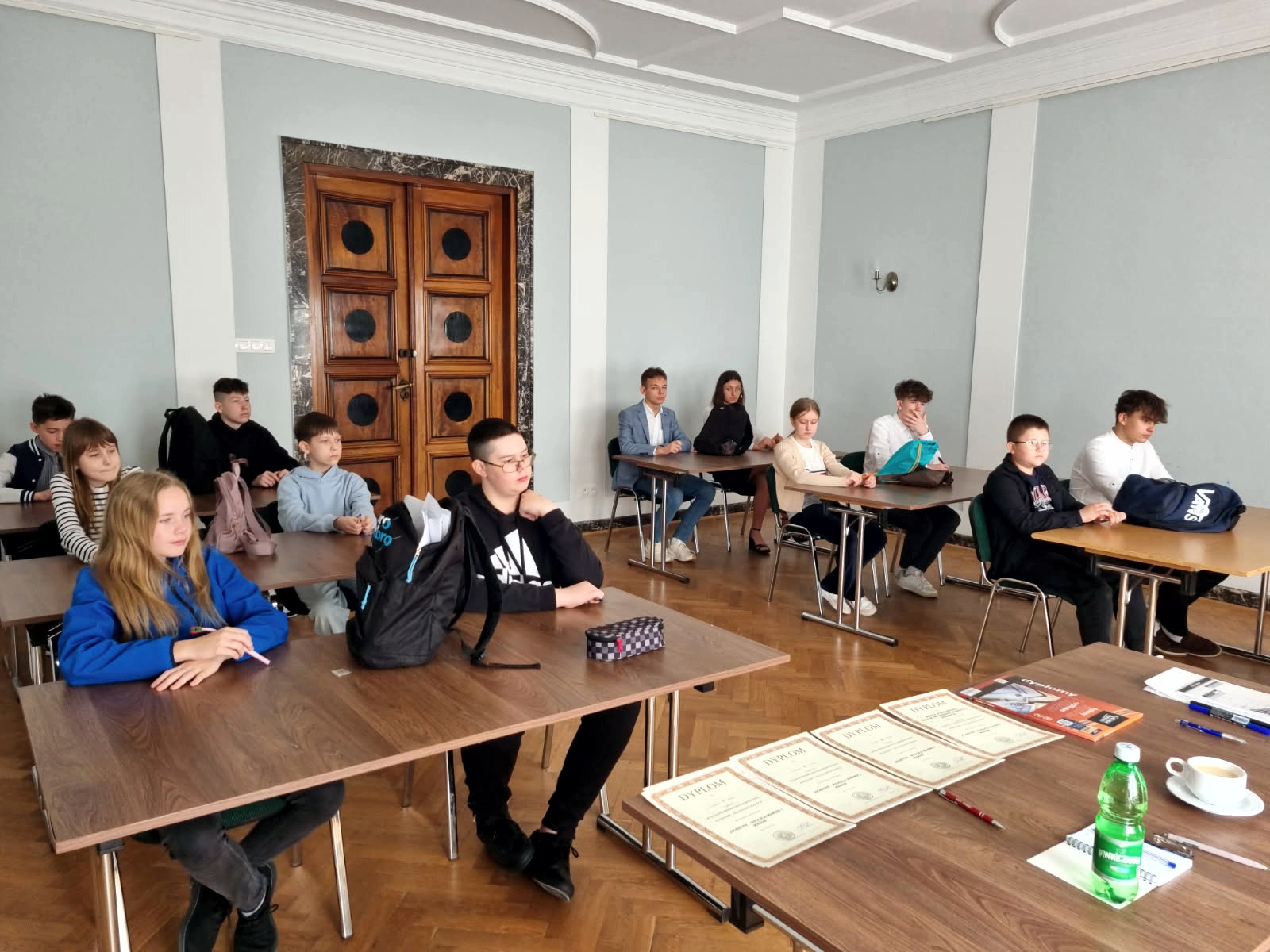 Widok sali z uczestnikami konkursu